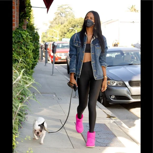 SOLD OuT💓WITH TAGS 💓 UGG®
Women's Classic Ultra Mini Shearling Booties PBSM … - Picture 4 of 13